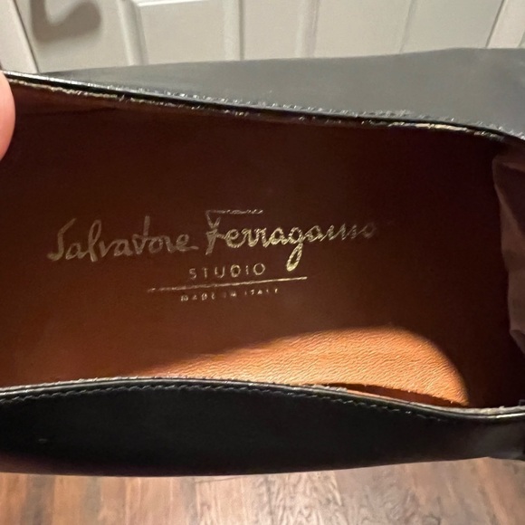 𝅺salvatore FERRAGAMO leather dress loafers. Made in Italy. 9.5 EE - Picture 4 of 8